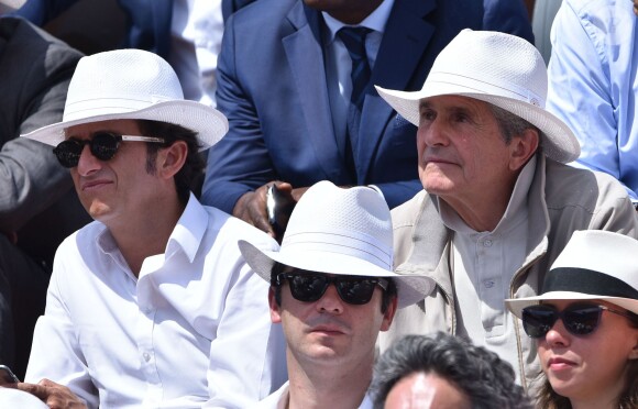 Alexandre Bompard et Claude Lelouch dans les tribunes de Roland-Garros lors de la finale homme, le 7 juin 2015 à Paris