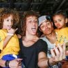 David Luiz et Thiago Silva rencontrent leurs mini-sosies Murilo et Lyan à Sao Paulo le 7 juin 2015. 