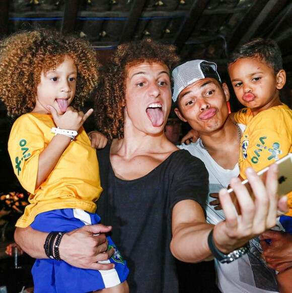 David Luiz et Thiago Silva rencontrent leurs mini-sosies Murilo et Lyan à Sao Paulo le 7 juin 2015. 