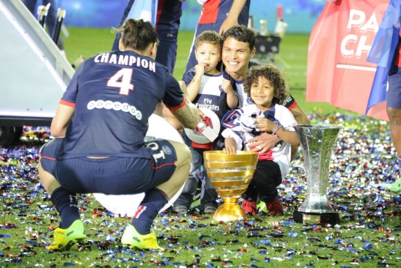 Thiago Silva célèbre le titre de champion de France avec ses enfants après le match Psg-Montpellier au Parc des Princes à Paris, le 17 mai 2014