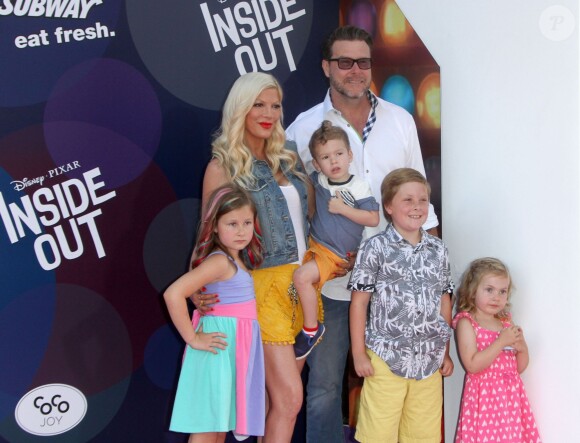 Tori Spelling avec son mari Dean McDermott et leurs enfants Finn, Stella, Hattie et Liam - Avant-première du film "Inside Out" à Hollywood, le 8 juin 2015