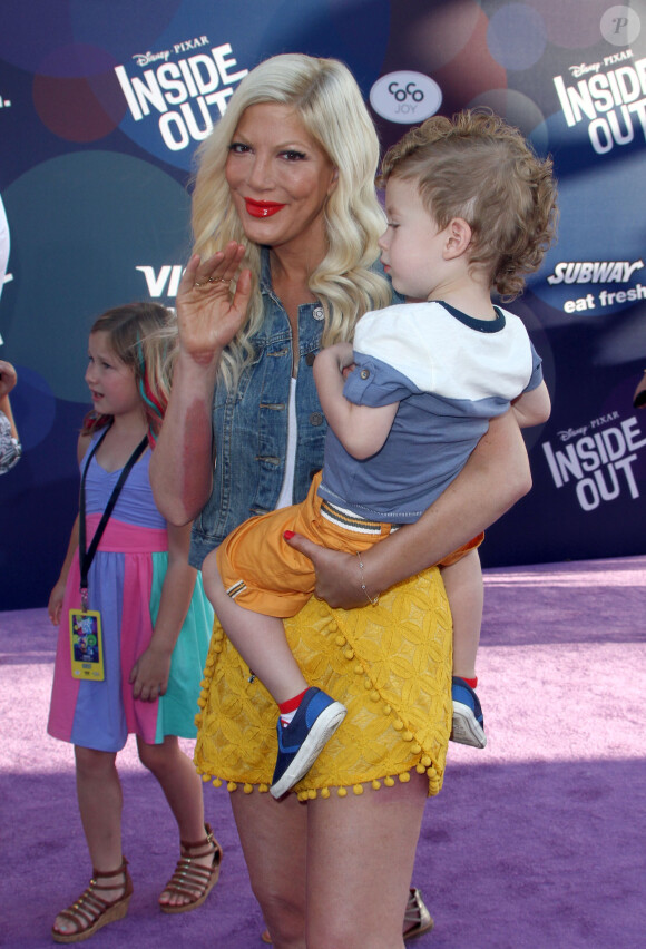 Tori Spelling et son fils Finn - Avant-première du film "Inside Out" à Hollywood, le 8 juin 2015