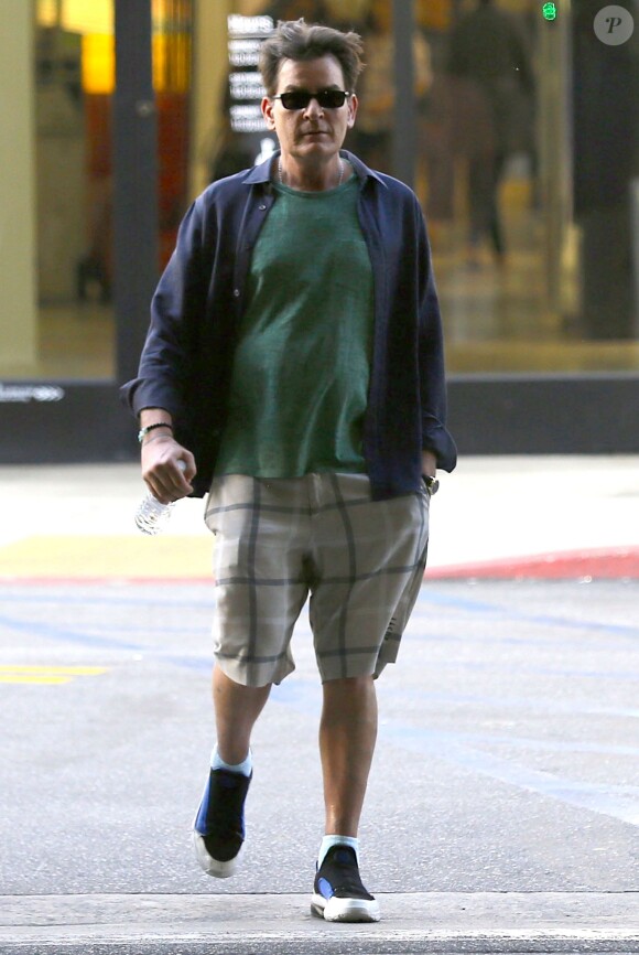 Exclusif - Charlie Sheen boit un verre avec des amis avant d'aller faire du shopping au centre commercial de Sherman Oaks, le 9 mars 2015 