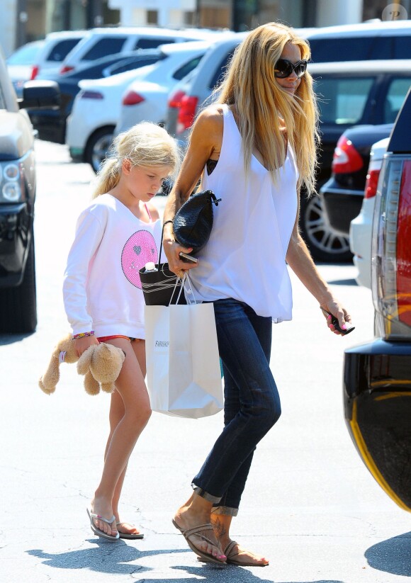 Denise Richards est allée faire du shopping avec ses filles Sam et Lola à Brentwood, après avoir déjeuné avec elles. le 11 juin 2014 