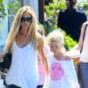 Denise Richards est allée faire du shopping avec ses filles Sam et Lola à Brentwood, après avoir déjeuné avec elles. le 11 juin 2014  