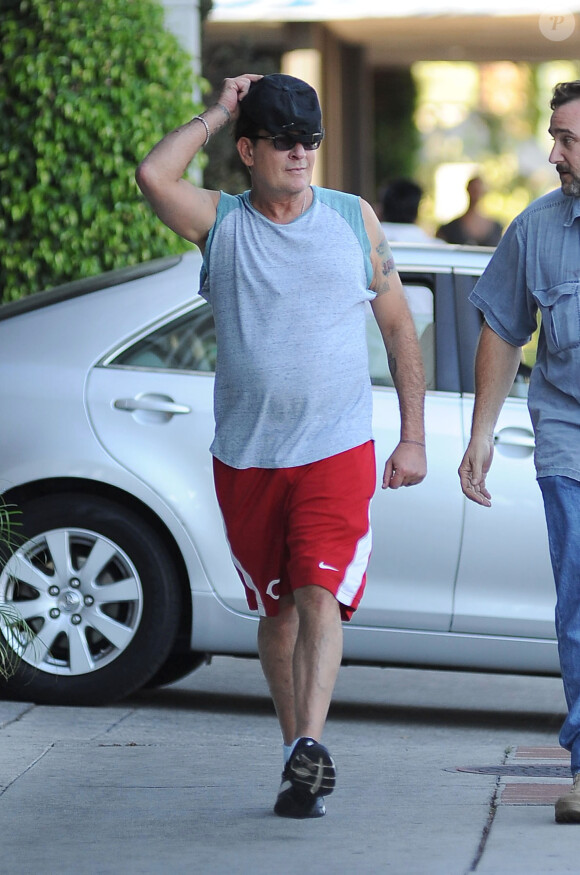Charlie Sheen, semble ivre dans les rues de Los Angeles avec son garde du corps, le 25 septembre 2014