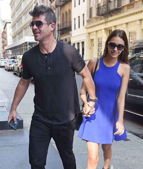 Robin Thicke se promène avec sa petite-amie April Love Geary à New York, le 8 juin 2015.