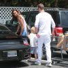 Robin Thicke est allé faire du shopping en famille avec sa petite amie April Love Geary et son fils Julian à Beverly Hills, le 30 mai 2015  