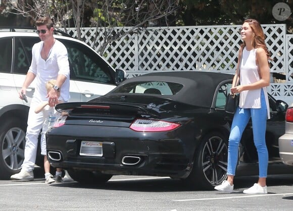 Robin Thicke est allé faire du shopping en famille avec sa petite amie April Love Geary et son fils Julian à Beverly Hills, le 30 mai 2015 