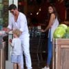 Robin Thicke est allé faire du shopping en famille avec sa petite amie April Love Geary et son fils Julian à Beverly Hills, le 30 mai 2015  