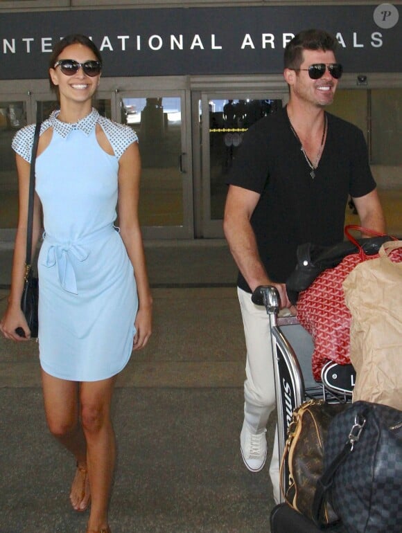 Robin Thicke et sa petite-amie April Love Geary arrivent à l'aéroport de Los Angeles, le 27 mai 2015.