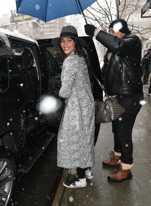 Paula Patton sort de son hôtel, sous la neige, à New York. Le 5 mars 2015  