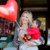 Exclusif - Pauline Lefèvre et Kyaw, un enfant birman opéré du coeur le 21 mai 2015 - Lancement de l'opération "Les Petits Déjeuners du Coeur" au Café de la Paix à Paris le 8 juin 2015 en faveur de l'association Mécénat Chirurgie Cardiaque. Jusqu'au 19 juin. 
 