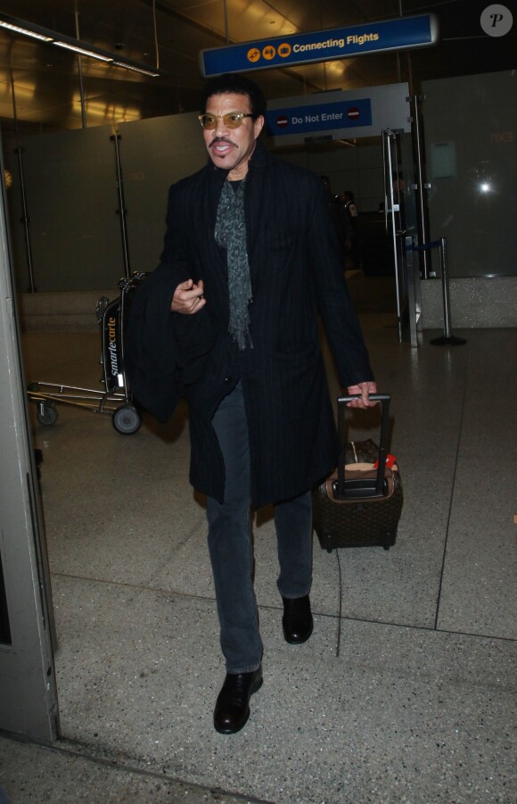 Lionel Richie et sa compagne Lisa Parigi arrivent à l'aéroport LAX de Los Angeles. Le 9 avril 2015 