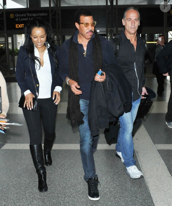 Lionel Richie et sa petite-amie Lisa Parigi prennent un vol à l'aéroport de Los Angeles, le 28 janvier 2015.  