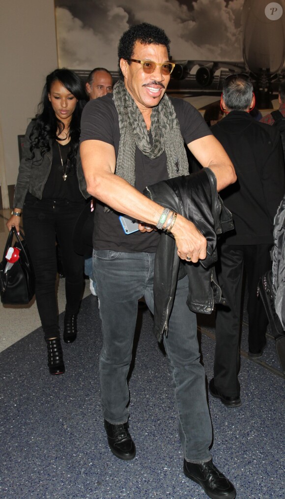 Lionel Richie et sa petite amie Lisa Parigi arrivent à l'aéroport de LAX à Los Angeles, le 7 novembre 2014  