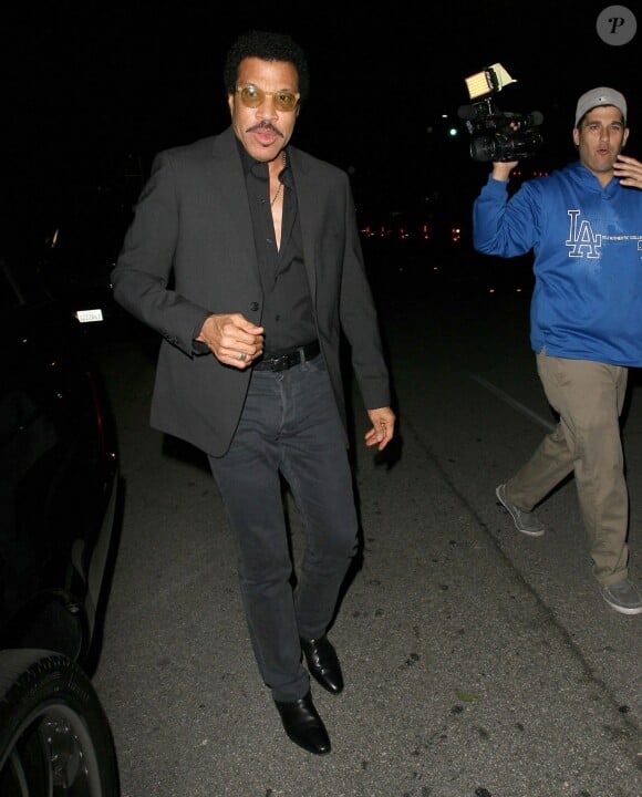 Lionel Richie est allé dîner avec sa compagne Lisa Parigi au restaurant Mastro's Steakhouse. A la sortie, il a posé avec les photographes qui l'attendaient dehors. Beverly Hills, le 27 avril 2014  