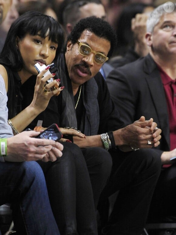 Lionel Richie et Lisa Parigi assistent au match de basket Miami Heat contre les Boston Celtics a Miami, le 21 janvier 2014.  