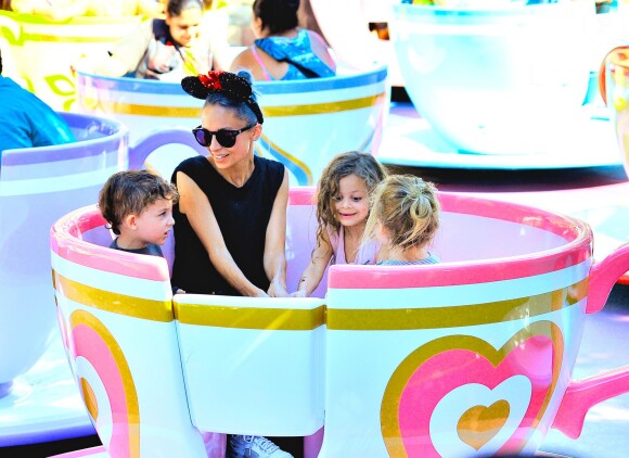 Nicole Richie est heureuse de partager Disneyland avec ses enfants, Harlow et Sparrow, à Anaheim. Le 20 juillet 2014