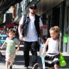 Joel Madden fait du shopping avec ses enfants Harlow et Sparrow à Larchmont Village, le 17 mai 2014