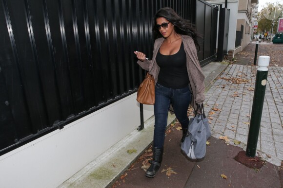 Ayem Nour arrivant à la SDPJ pour apporter des vêtements à Nabilla à Nanterre, le 8 novembre 2014.