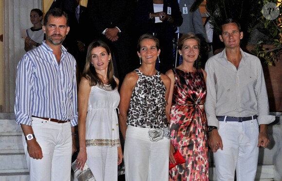 Felipe, Letizia, Cristina et Elena d'Espagne et Iñaki Urdangarin en août 2010 en Grèce pour le mariage du prince Nikolaos. L'infante Cristina a été déchue le 12 juin 2015 de son titre de duchesse de Palma de Majorque, sur décision de son frère le roi Felipe VI, en raison de sa mise en examen dans l'affaire Noos.