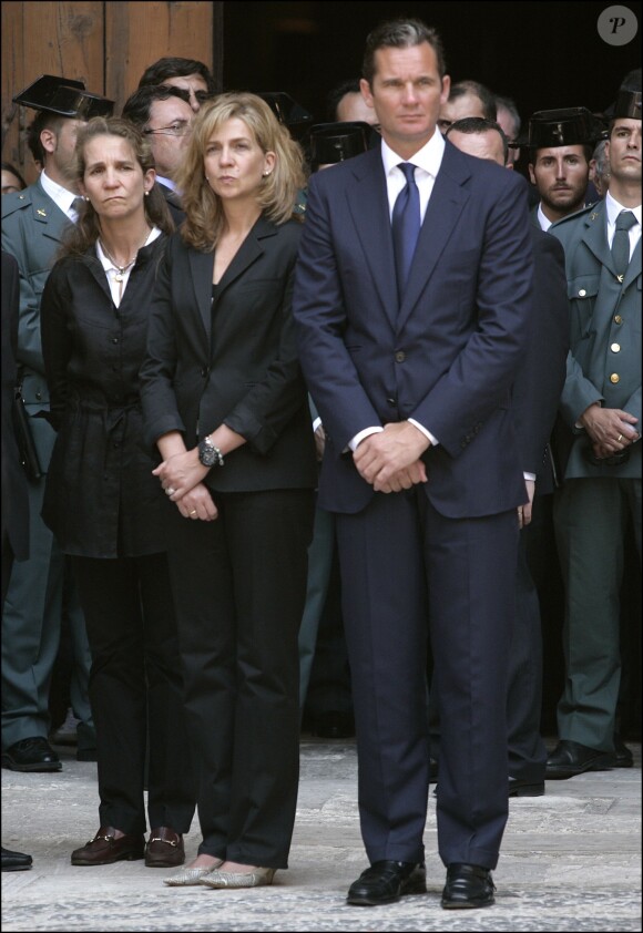 Cristina d'Espagne et son mari Iñaki Urdangarin en juillet 2009 à Palma de Majorque pour les funérailles de membres de la garde civile victimes d'un attentat terroriste. L'infante Cristina a été déchue le 12 juin 2015 de son titre de duchesse de Palma de Majorque, sur décision de son frère le roi Felipe VI, en raison de sa mise en examen dans l'affaire Noos.