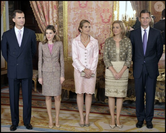La famille royale espagnole (Felipe, Letizia, Elena, Cristina et Iñaki Urdagarin) lors de la fête nationale le 12 octobre 2011. L'infante Cristina a été déchue le 12 juin 2015 de son titre de duchesse de Palma de Majorque, sur décision de son frère le roi Felipe VI, en raison de sa mise en examen dans l'affaire Noos.