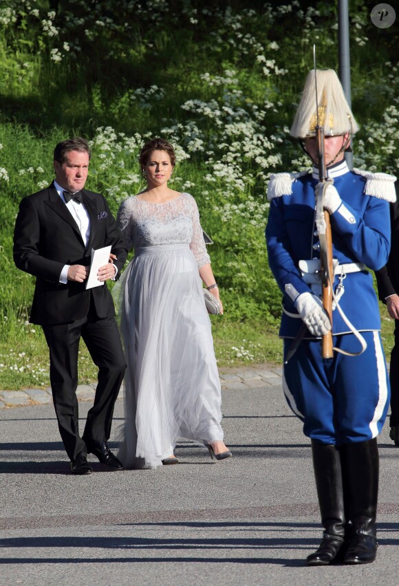 La princesse Madeleine, enceinte de huit mois, lors de son arrivée avec son mari Christopher O'Neill à Skeppsholmen pour le dîner de répétition du mariage du prince Carl Philip de Suède et Sofia Hellqvist, le 12 juin 2015 à Stockholm.