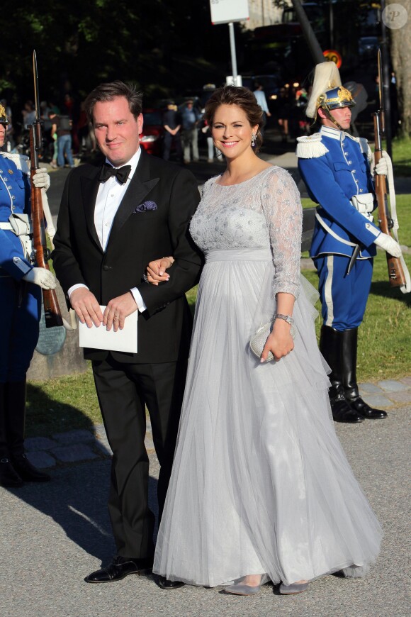 La princesse Madeleine, enceinte de huit mois, lors de son arrivée avec son mari Christopher O'Neill à Skeppsholmen pour le dîner de répétition du mariage du prince Carl Philip de Suède et Sofia Hellqvist, le 12 juin 2015 à Stockholm.