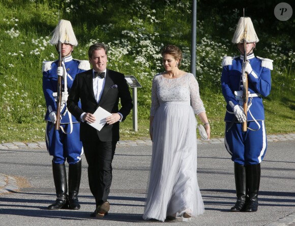 La princesse Madeleine, enceinte de huit mois, à son arrivée avec son mari Christopher O'Neill à Skeppsholmen pour le dîner de répétition du mariage du prince Carl Philip de Suède et Sofia Hellqvist, le 12 juin 2015 à Stockholm. Le couple, par précaution, a préféré arriver en voiture plutôt que d'embarquer à bord du S/S Stockholm comme les autres convives.