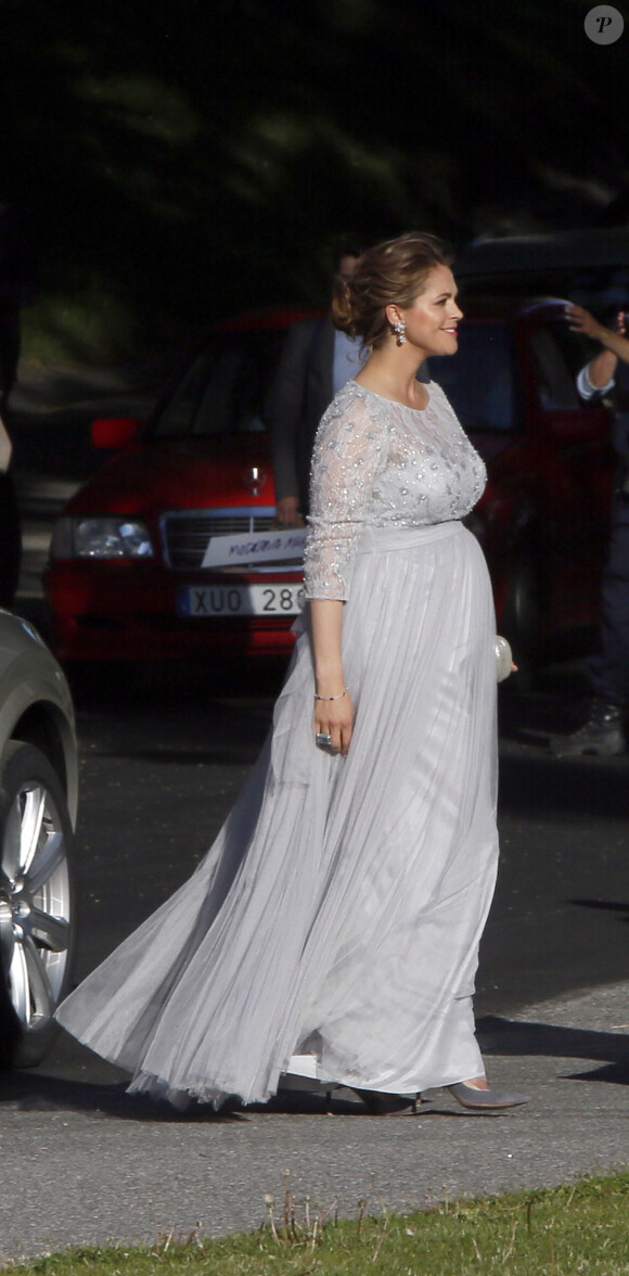 La princesse Madeleine, enceinte de huit mois, à son arrivée avec son mari Christopher O'Neill à Skeppsholmen pour le dîner de répétition du mariage du prince Carl Philip de Suède et Sofia Hellqvist, le 12 juin 2015 à Stockholm. Le couple, par précaution, a préféré arriver en voiture plutôt que d'embarquer à bord du S/S Stockholm comme les autres convives.