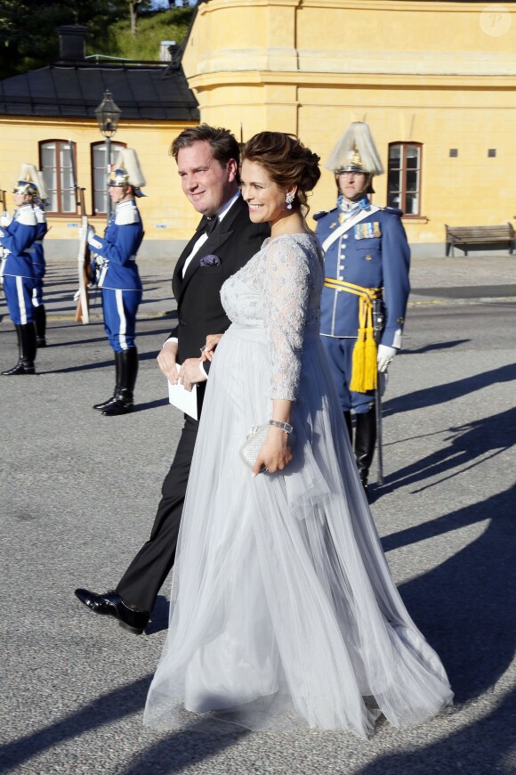 La princesse Madeleine, enceinte de huit mois, à son arrivée avec son mari Christopher O'Neill à Skeppsholmen pour le dîner de répétition du mariage du prince Carl Philip de Suède et Sofia Hellqvist, le 12 juin 2015 à Stockholm. Le couple, par précaution, a préféré arriver en voiture plutôt que d'embarquer à bord du S/S Stockholm comme les autres convives.