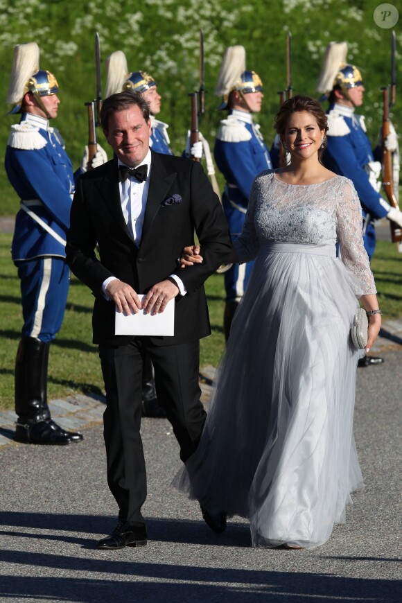 La princesse Madeleine, enceinte de huit mois, à son arrivée avec son mari Christopher O'Neill à Skeppsholmen pour le dîner de répétition du mariage du prince Carl Philip de Suède et Sofia Hellqvist, le 12 juin 2015 à Stockholm. Le couple, par précaution, a préféré arriver en voiture plutôt que d'embarquer à bord du S/S Stockholm comme les autres convives.
