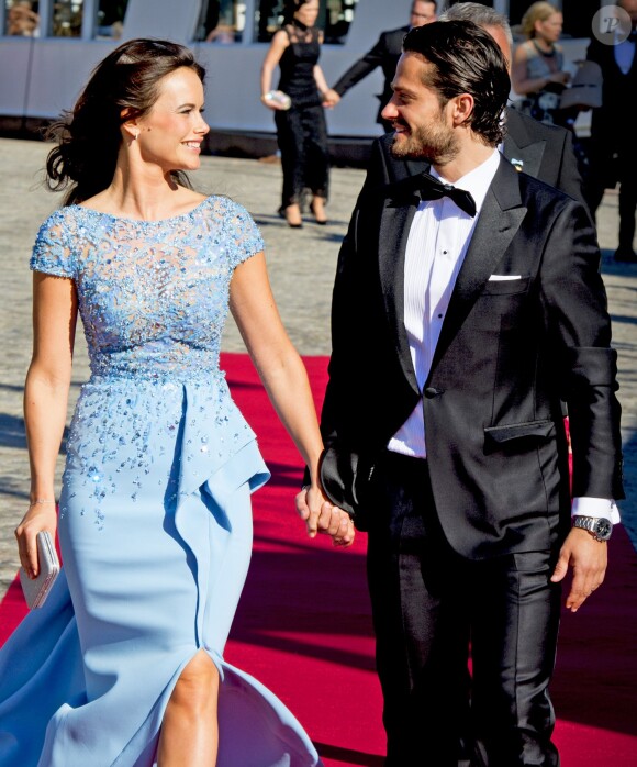 Sofia Hellqvist, superbe en Zuhair Murad, et le prince Carl Philip de Suède ont invité 270 convives à embarquer à bord du S/S Stockholm le 12 juin 2015 pour aller dîner sur l'île de Skeppsholmen, à la veille de leur mariage.