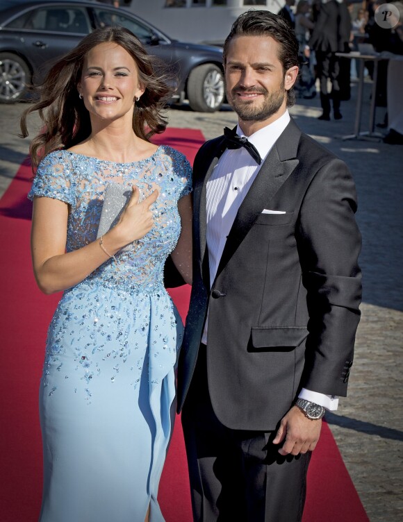 Sofia Hellqvist, superbe en Zuhair Murad, et le prince Carl Philip de Suède ont invité 270 convives à embarquer à bord du S/S Stockholm le 12 juin 2015 pour aller dîner sur l'île de Skeppsholmen, à la veille de leur mariage.