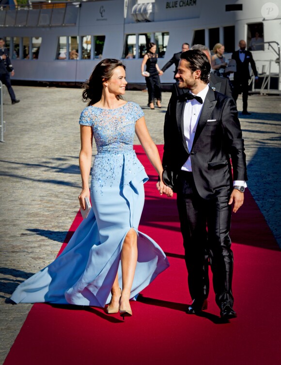 Sofia Hellqvist, superbe en Zuhair Murad, et le prince Carl Philip de Suède ont invité 270 convives à embarquer à bord du S/S Stockholm le 12 juin 2015 pour aller dîner sur l'île de Skeppsholmen, à la veille de leur mariage.