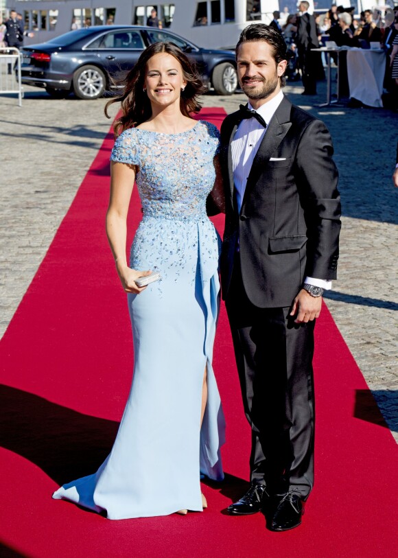 Sofia Hellqvist, superbe en Zuhair Murad, et le prince Carl Philip de Suède ont invité 270 convives à embarquer à bord du S/S Stockholm le 12 juin 2015 pour aller dîner sur l'île de Skeppsholmen, à la veille de leur mariage.