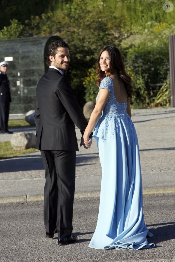 Sofia Hellqvist, superbe en Zuhair Murad, et le prince Carl Philip de Suède ont invité 270 convives à embarquer à bord du S/S Stockholm le 12 juin 2015 pour aller dîner sur l'île de Skeppsholmen, à la veille de leur mariage.