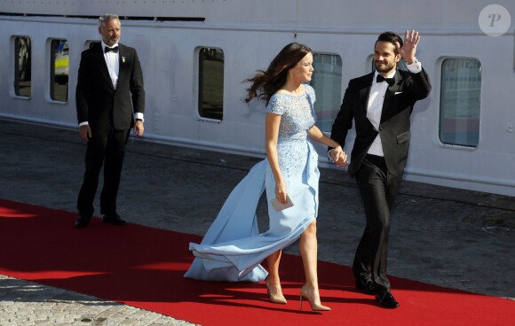 Sofia Hellqvist, superbe en Zuhair Murad, et le prince Carl Philip de Suède ont invité 270 convives à embarquer à bord du S/S Stockholm le 12 juin 2015 pour aller dîner sur l'île de Skeppsholmen, à la veille de leur mariage.