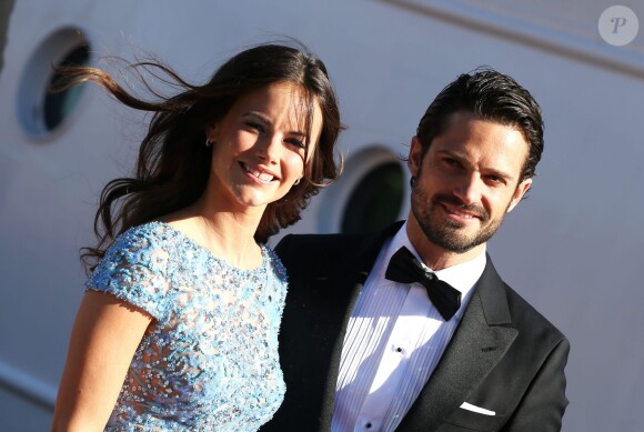 Sofia Hellqvist, superbe en Zuhair Murad, et le prince Carl Philip de Suède ont invité 270 convives à embarquer à bord du S/S Stockholm le 12 juin 2015 pour aller dîner sur l'île de Skeppsholmen, à la veille de leur mariage.