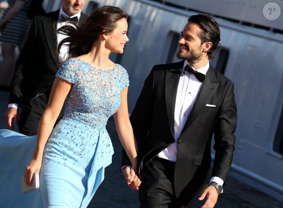 Sofia Hellqvist, superbe en Zuhair Murad, et le prince Carl Philip de Suède ont invité 270 convives à embarquer à bord du S/S Stockholm le 12 juin 2015 pour aller dîner sur l'île de Skeppsholmen, à la veille de leur mariage.
