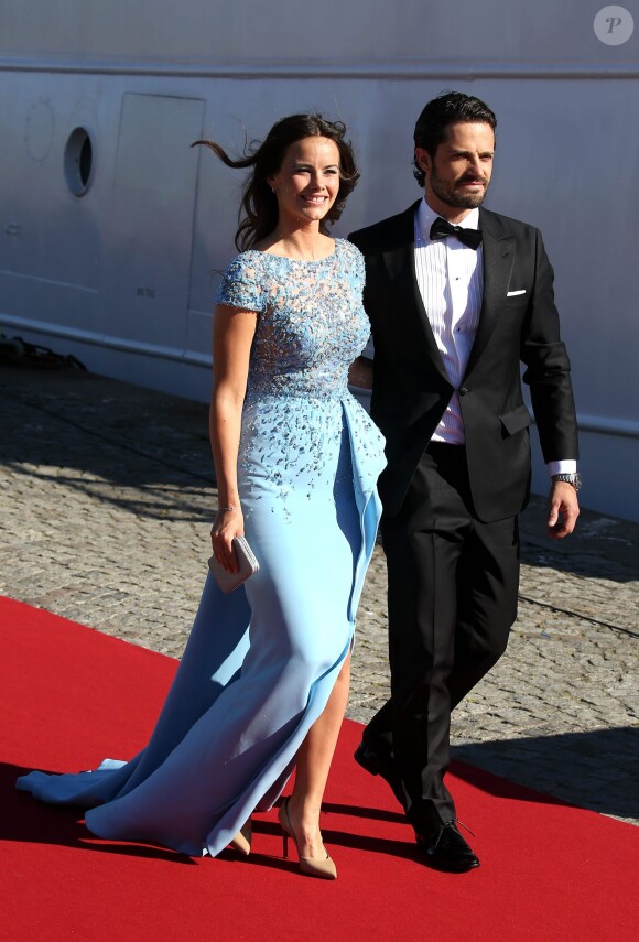 Sofia Hellqvist, superbe en Zuhair Murad, et le prince Carl Philip de Suède ont invité 270 convives à embarquer à bord du S/S Stockholm le 12 juin 2015 pour aller dîner sur l'île de Skeppsholmen, à la veille de leur mariage.
