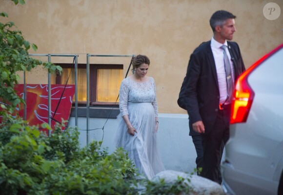 La princesse Madeleine de Suède, enceinte, quittant avec son mari Chris O'Neill peu avant 22h30 le 12 juin 2015 l'Eric Ericson Hall à Stockholm, après avoir pris part au dîner à la veille du mariage du prince Carl Philip de Suède et Sofia Hellqvist.