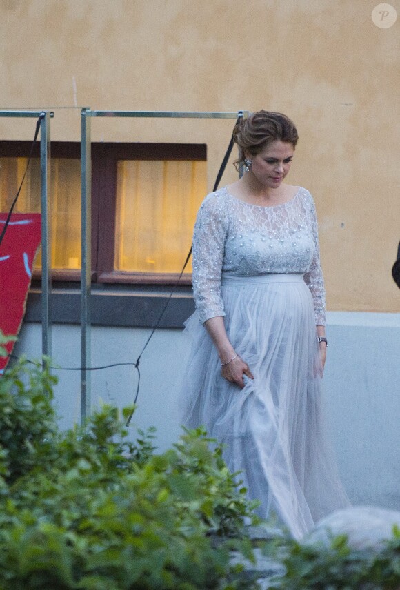 La princesse Madeleine de Suède, enceinte, quittant avec son mari Chris O'Neill peu avant 22h30 le 12 juin 2015 l'Eric Ericson Hall à Stockholm, après avoir pris part au dîner à la veille du mariage du prince Carl Philip de Suède et Sofia Hellqvist.