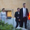 La princesse Madeleine de Suède, enceinte, quittant avec son mari Chris O'Neill peu avant 22h30 le 12 juin 2015 l'Eric Ericson Hall à Stockholm, après avoir pris part au dîner à la veille du mariage du prince Carl Philip de Suède et Sofia Hellqvist.