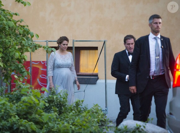 La princesse Madeleine de Suède, enceinte, quittant avec son mari Chris O'Neill peu avant 22h30 le 12 juin 2015 l'Eric Ericson Hall à Stockholm, après avoir pris part au dîner à la veille du mariage du prince Carl Philip de Suède et Sofia Hellqvist.