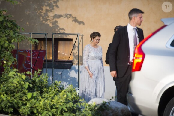 La princesse Madeleine de Suède, enceinte, quittant avec son mari Chris O'Neill peu avant 22h30 le 12 juin 2015 l'Eric Ericson Hall à Stockholm, après avoir pris part au dîner à la veille du mariage du prince Carl Philip de Suède et Sofia Hellqvist.