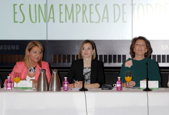 La reine Letizia d'Espagne, en Hugo Boss, lors d'un petit-déjeuner de travail de l'Association espagnole contre le cancer (AECC) à Madrid le 9 juin 2015