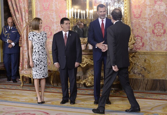 La reine Letizia d'Espagne, en Carolina Herrera, se joignait à Felipe pour accueillir au palais royal le président du Paraguay Horacio Cartes Jara à Madrid, le 9 juin 2015.